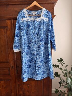 Dreams & Co blue and white floral nightgown lace trim